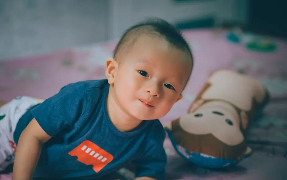 Balita bermain tenang di sudut bantal